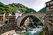Val d'Aosta - Il ponte romano sul torrente Lys e la porta d'accesso a Pont-Saint-Martin 